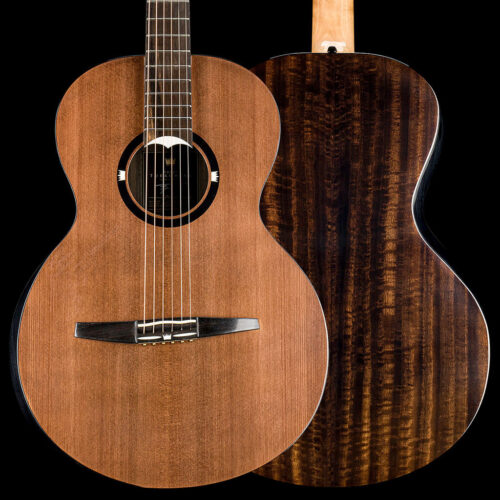 Turkowiak OM-Akustikgitarre mit einer Doppeldecke aus Rustic Redwood und einem Korpus aus geflammtem, geräuchertem Eukalyptusholz.
